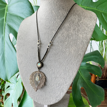 collier en micromacramé et pierre de lune